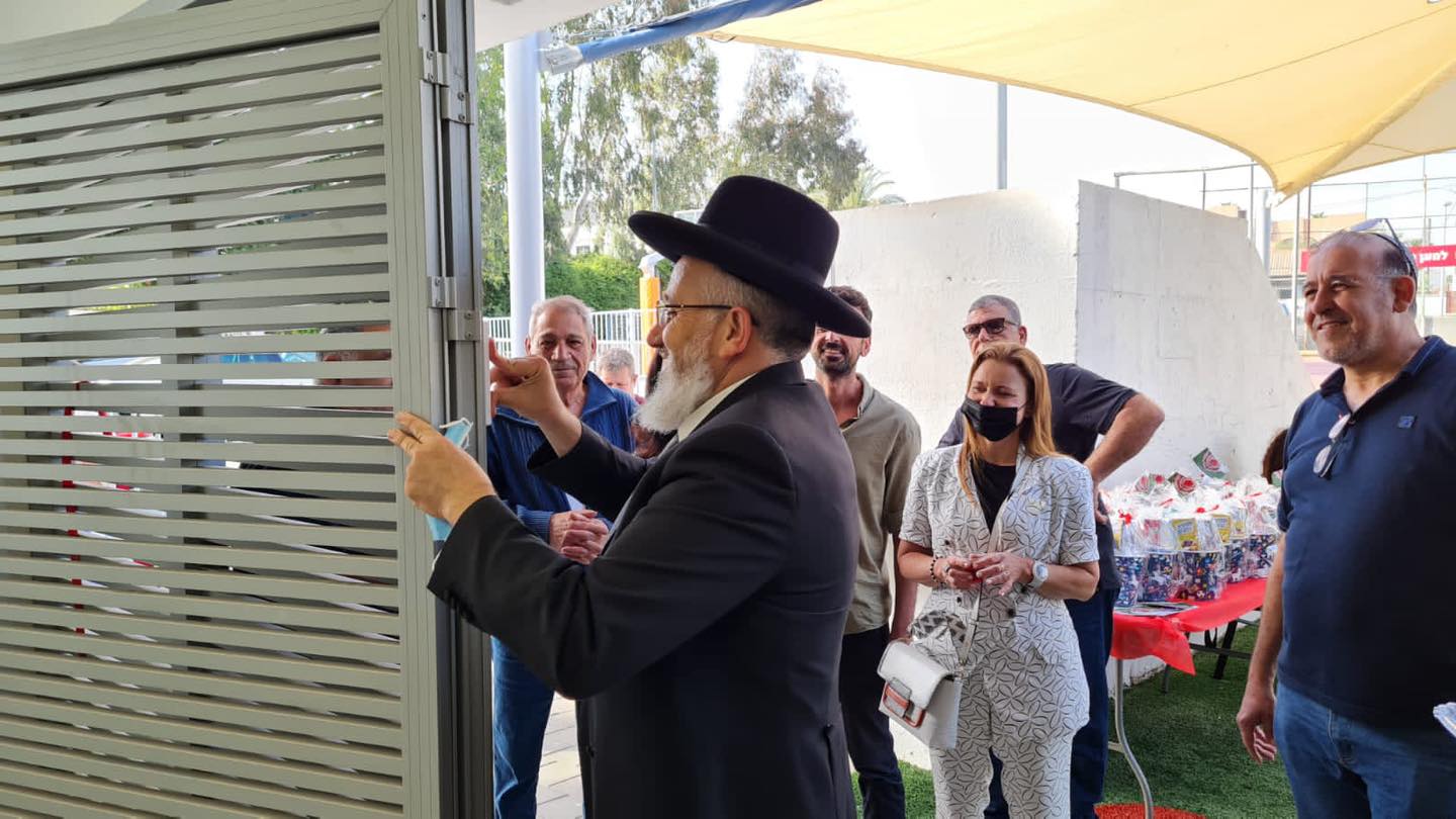 קביעת המזוזה על ידי רב העיר 