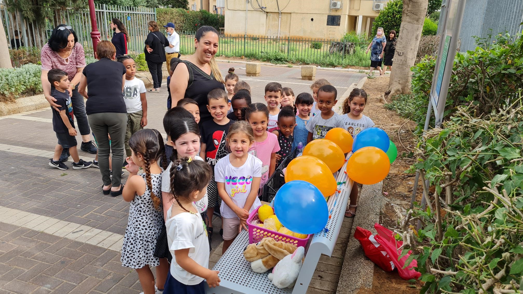 ילדי הגנים עם הספסל 