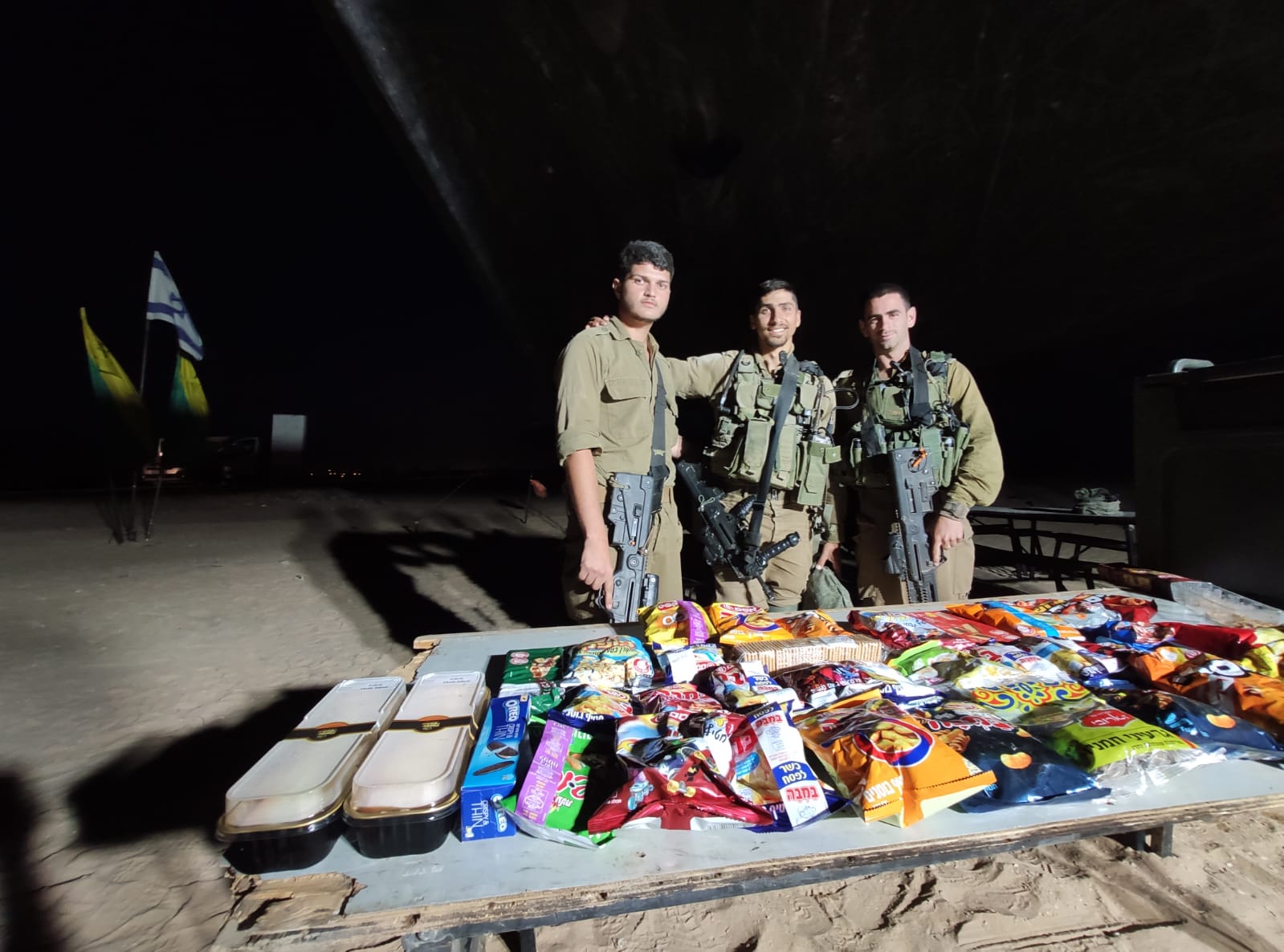 החיילים מקבלים את החבילות 