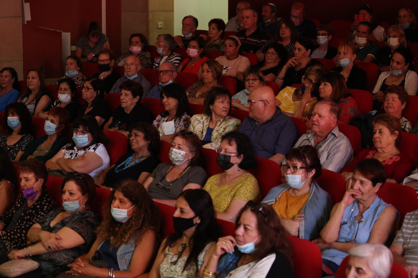 הגמלאים שלנו נהנים בהופעה 