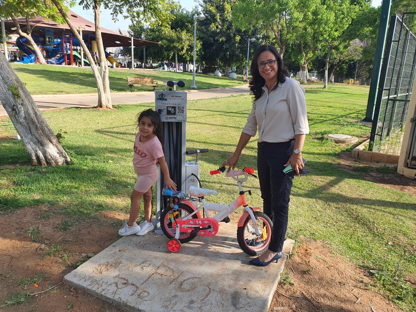 ראש העיר עם בתה ליאור בעמדה