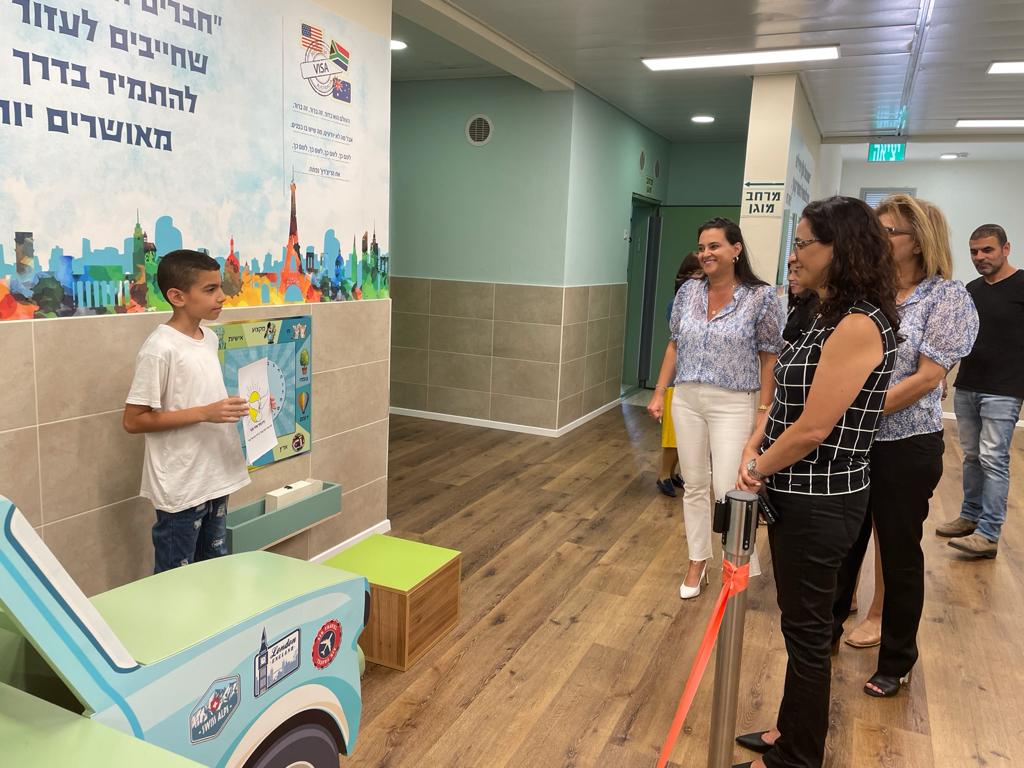 תלמיד אהוד מנור מציג בפני ראש העיר