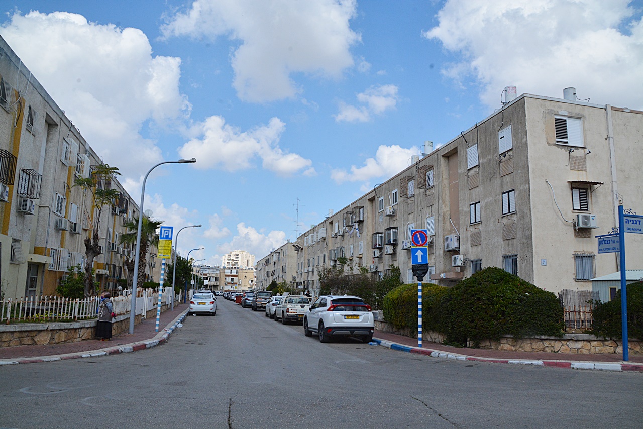 מבנים בשכונות דרומיות בסמוך לנתבג 