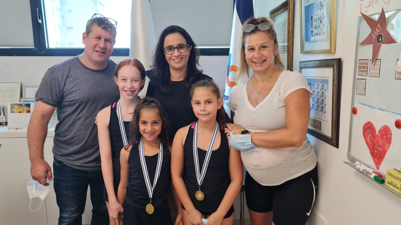 ראש העיר עם בנות הנבחרת 