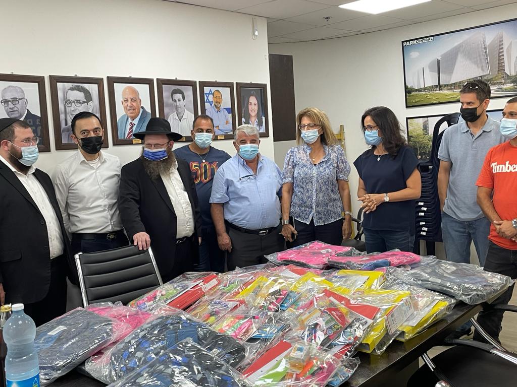 ילקוטים וציוד לתלמידי אור יהודה