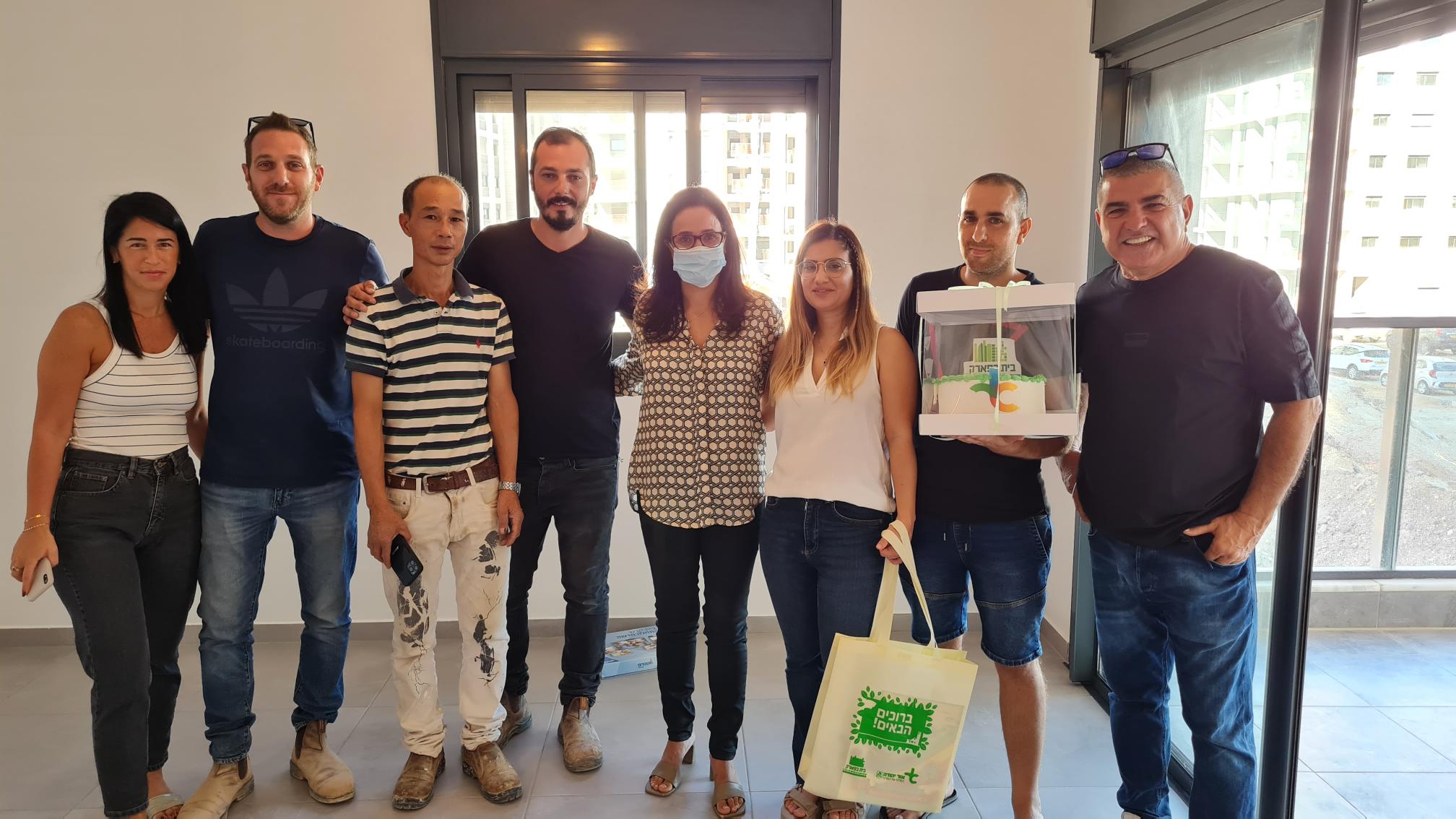 ראש העיר, ליאת שוחט הגיעה לברך את התושבים החדשים של בית בפארק 