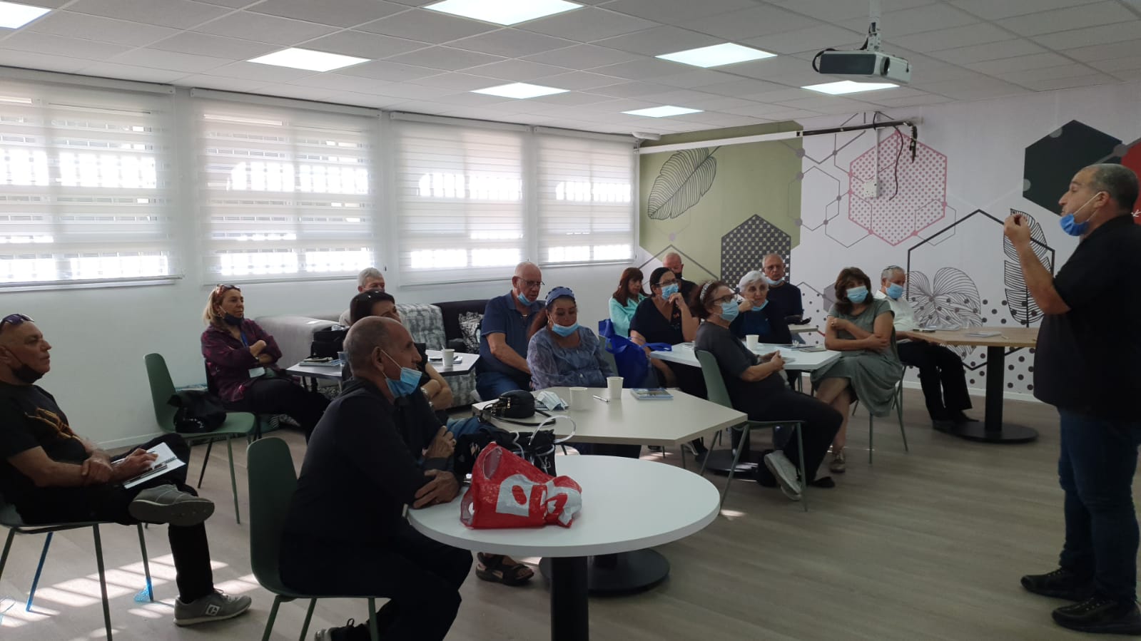 כ-20 ותיקים החלו ללמוד במסגרת כיתת הוותיקים