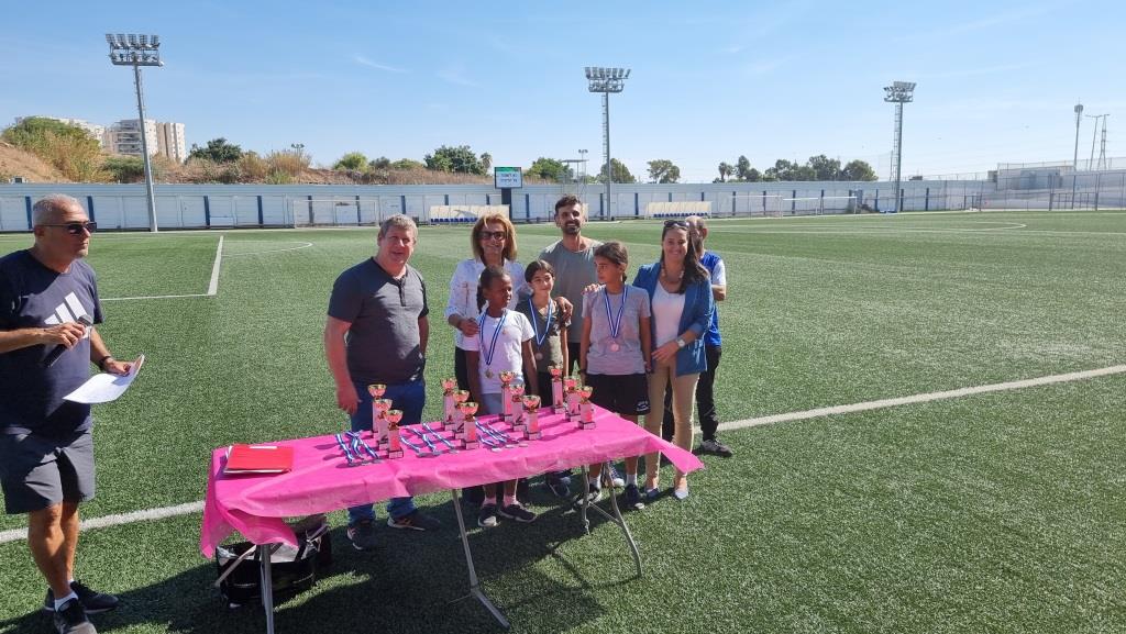 את הגביעים העניקו סגן ראש העיר, אלירן אליה, מנהלת אגף החינוך, דלילה אשכנזי, ומנהל מחלקת הספורט, דיאגו לוונסון