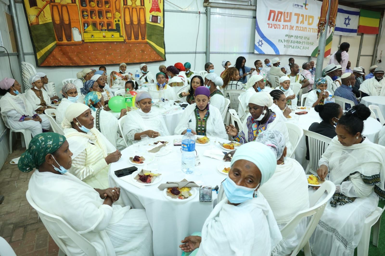 מאות תושבים שהגיעו למרכז הקהילתי ברחוב איילת השחר