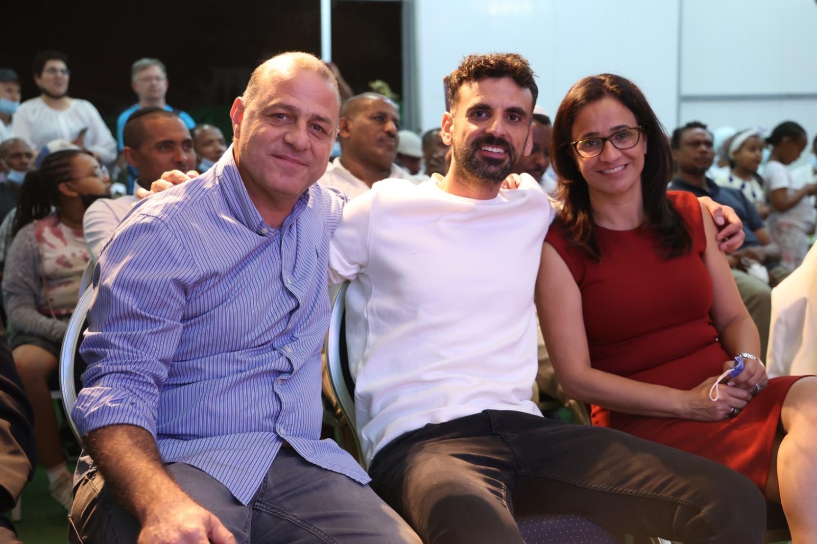 הנוכחים נהנו מלהקת רקדנים מסורתית והופעת זמרות שהנעימו כל לב ואוזן