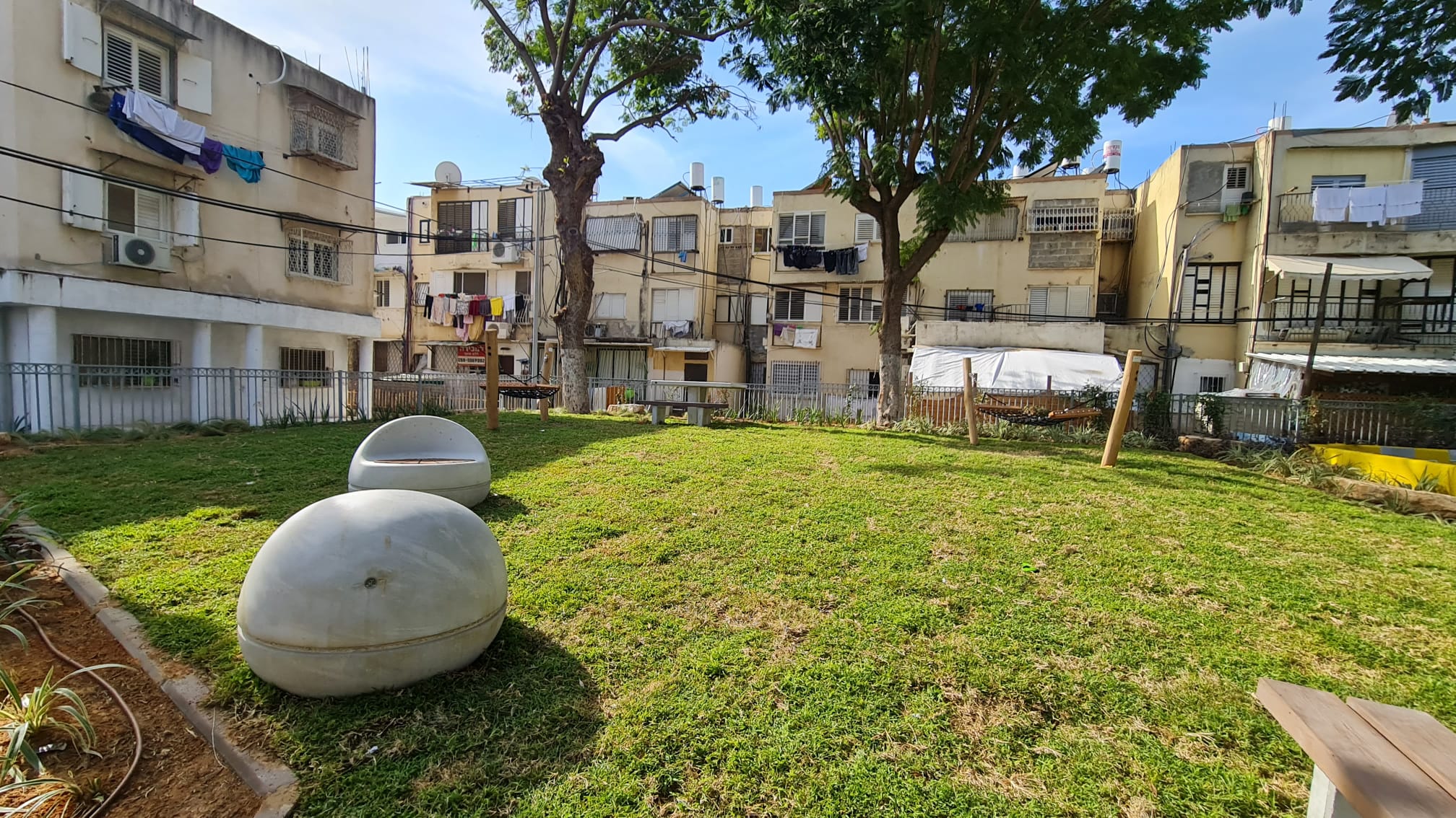 הוצבו שולחנות פיקניק וערסלים, הותקנו דקים חדשים והוחלף הדשא