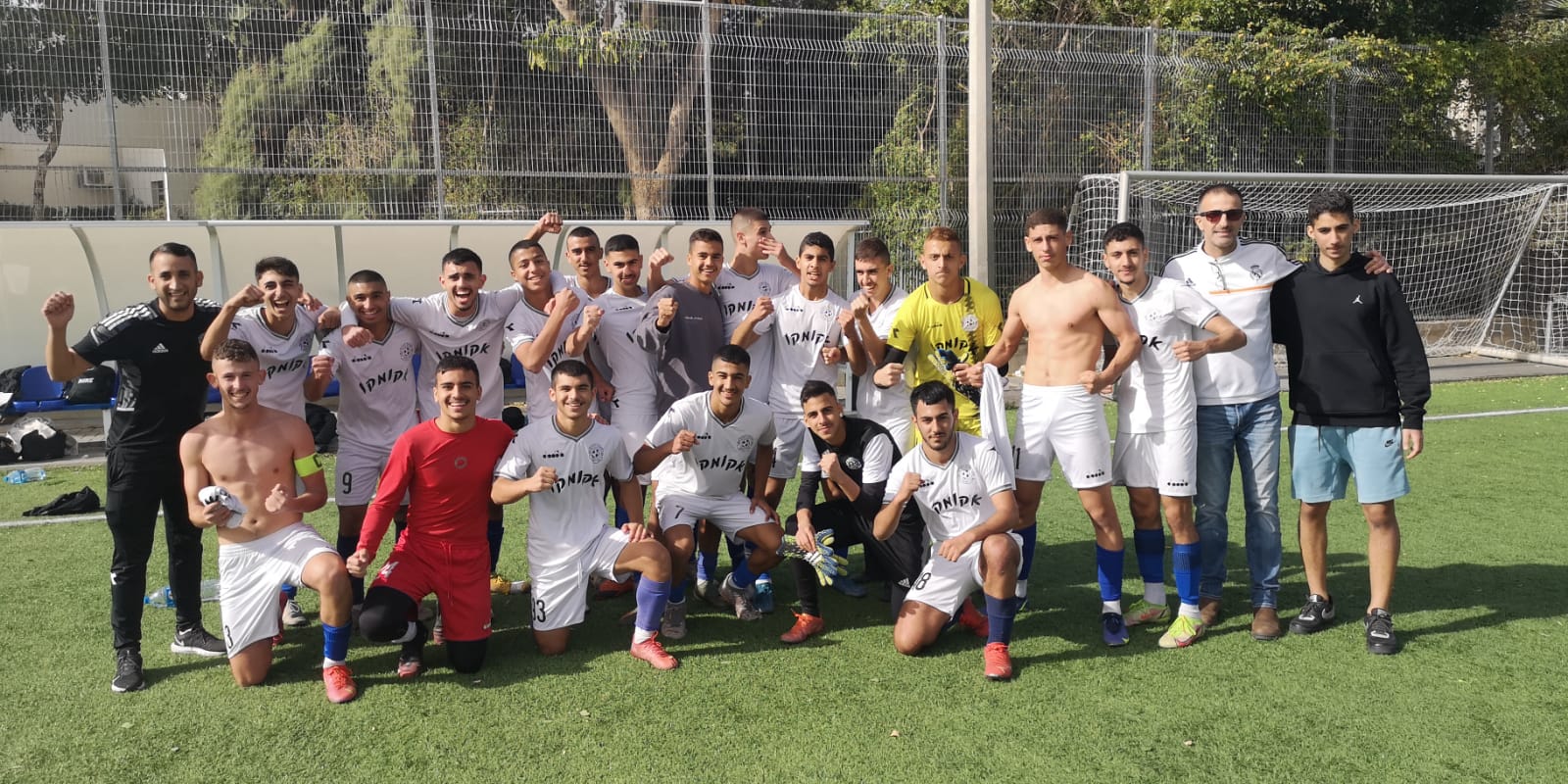 במשך מספר חודשים תלמידי בית הספר מתאמנים אימונים מאומצים באצטדיון העירוני 