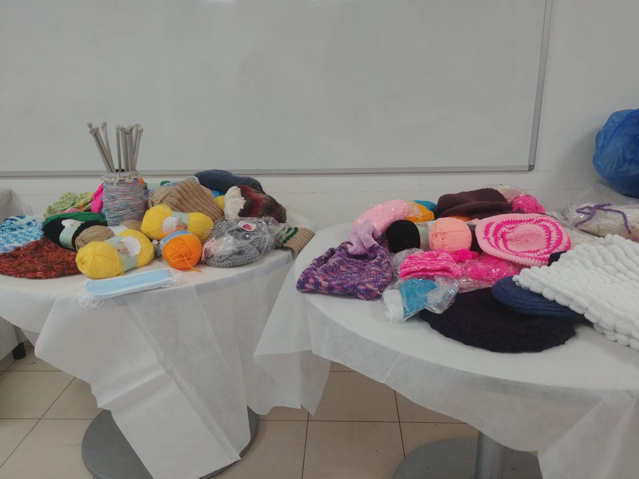 הקבוצה דאגה לפנק את החצרנים הפועלים בעיר באמצעות סריגת כובעי צמר שיחממו אותם בימות החורף 