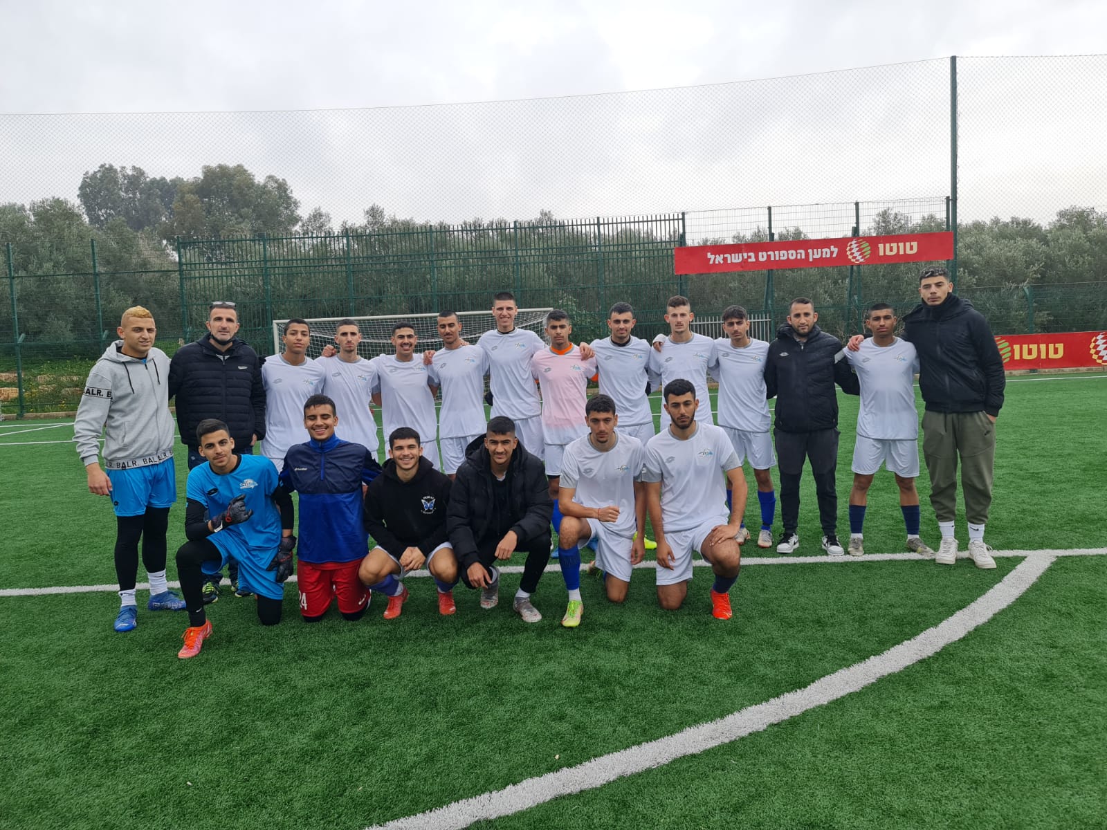 את הנבחרת מובילים המאמן קובי זכריה בשיתוף רכז החינוך הגופני שרון ציוני 