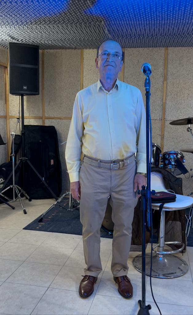 המשתתפים הפגינו את שלל כישוריהם בשירה או בריקוד