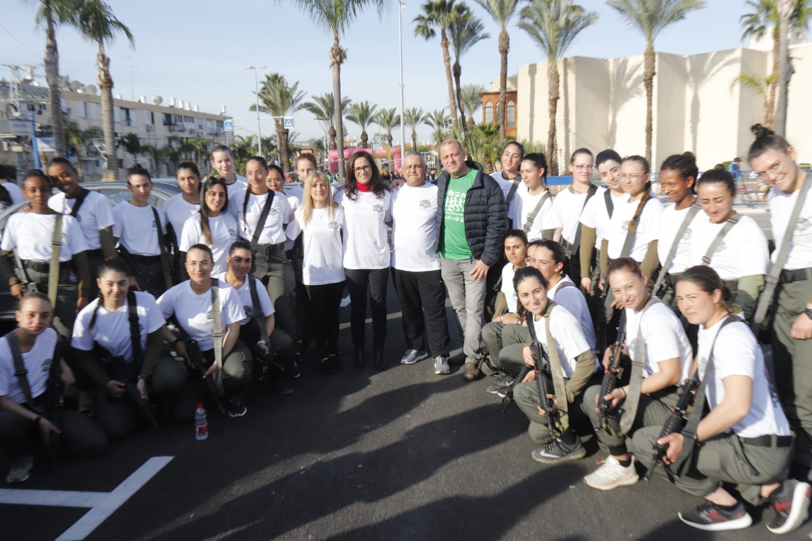 ליאת שוחט עם עופר בוזי עם משפחתה של הדר ופלוגת הדר