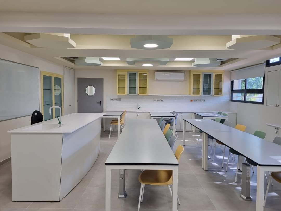 בהשקעה של כשני מיליון שקל, הוקמו המעבדות שישרתו את תלמידי המגמות פיזיקה, ביולוגיה וכימיה 