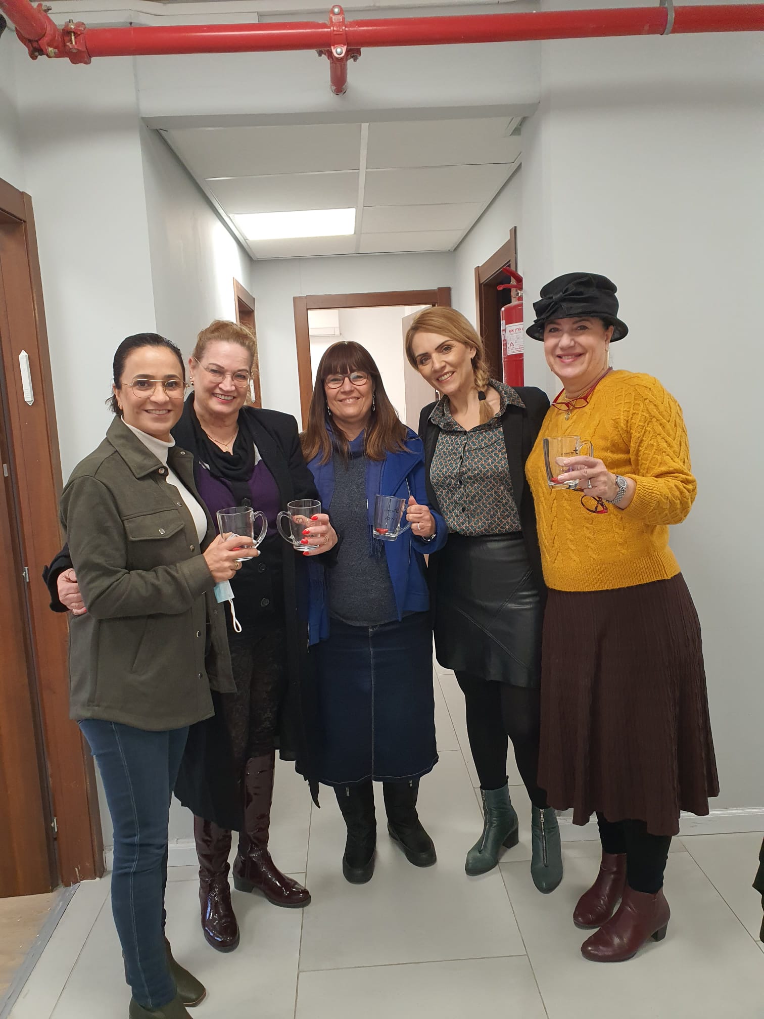 במהלך השבוע שעבר חילקה העירייה בהובלת שוחט כוסות זכוכית עם שמם של העובדים לכל עובדי העירייה