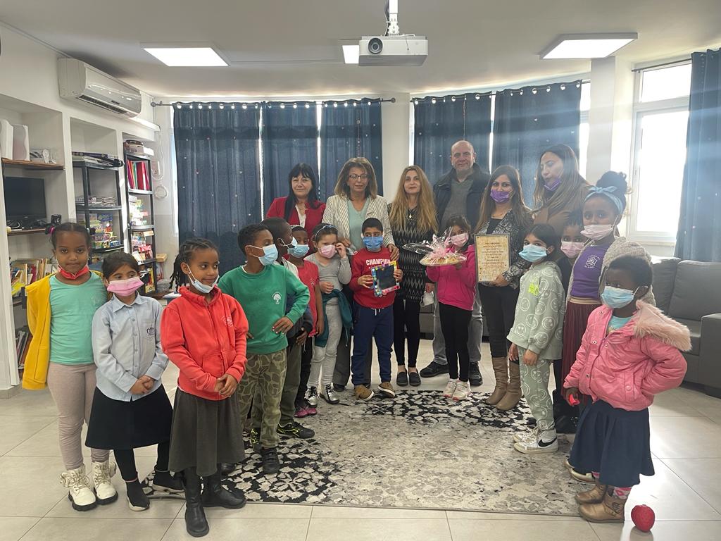 זכרו הונצח באמצעות הענקת 25 עוגות שוקולד למועדוניות ומשחקי שחמט, משחק אותו מידן אהב כל כך