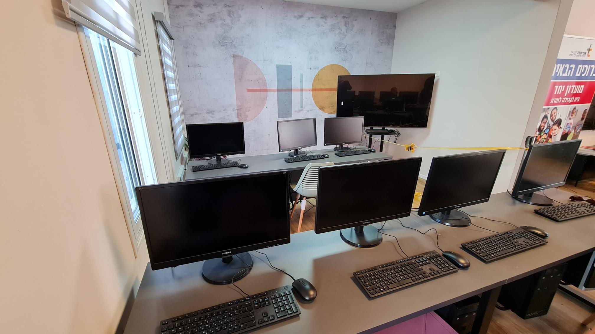 תושבת השכונה, ליאה אקל שגייסה ליוזמה את חבר המועצה אבטמו אייאיו, ויחד הם הניעו עם אגף החינוך ולשכת ראש העיר את שיפוצו של המבנה