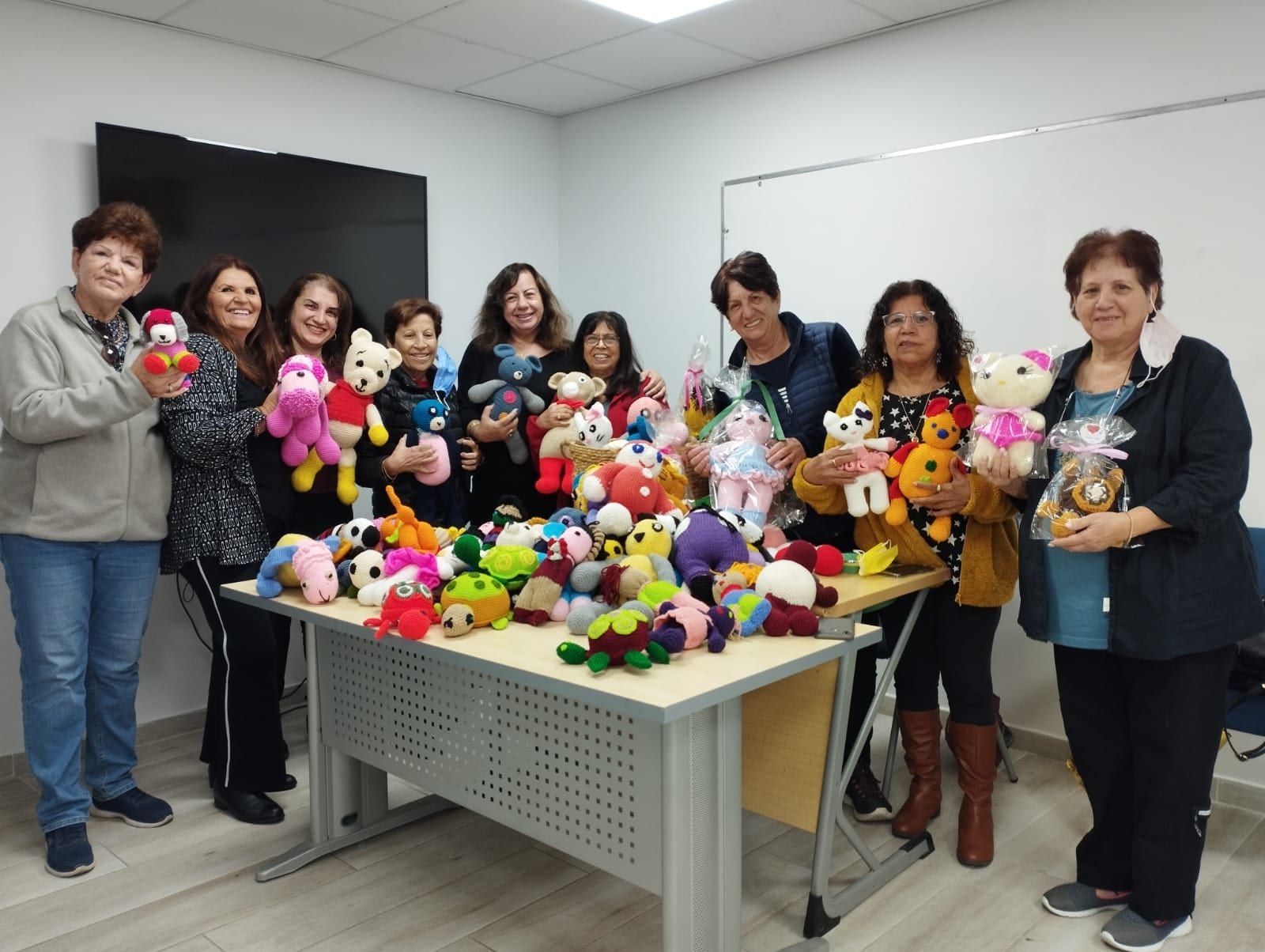 בחודשים האחרונים הקבוצה התמקצעה בסריגת בובות על ידי המורה יפית מרום 