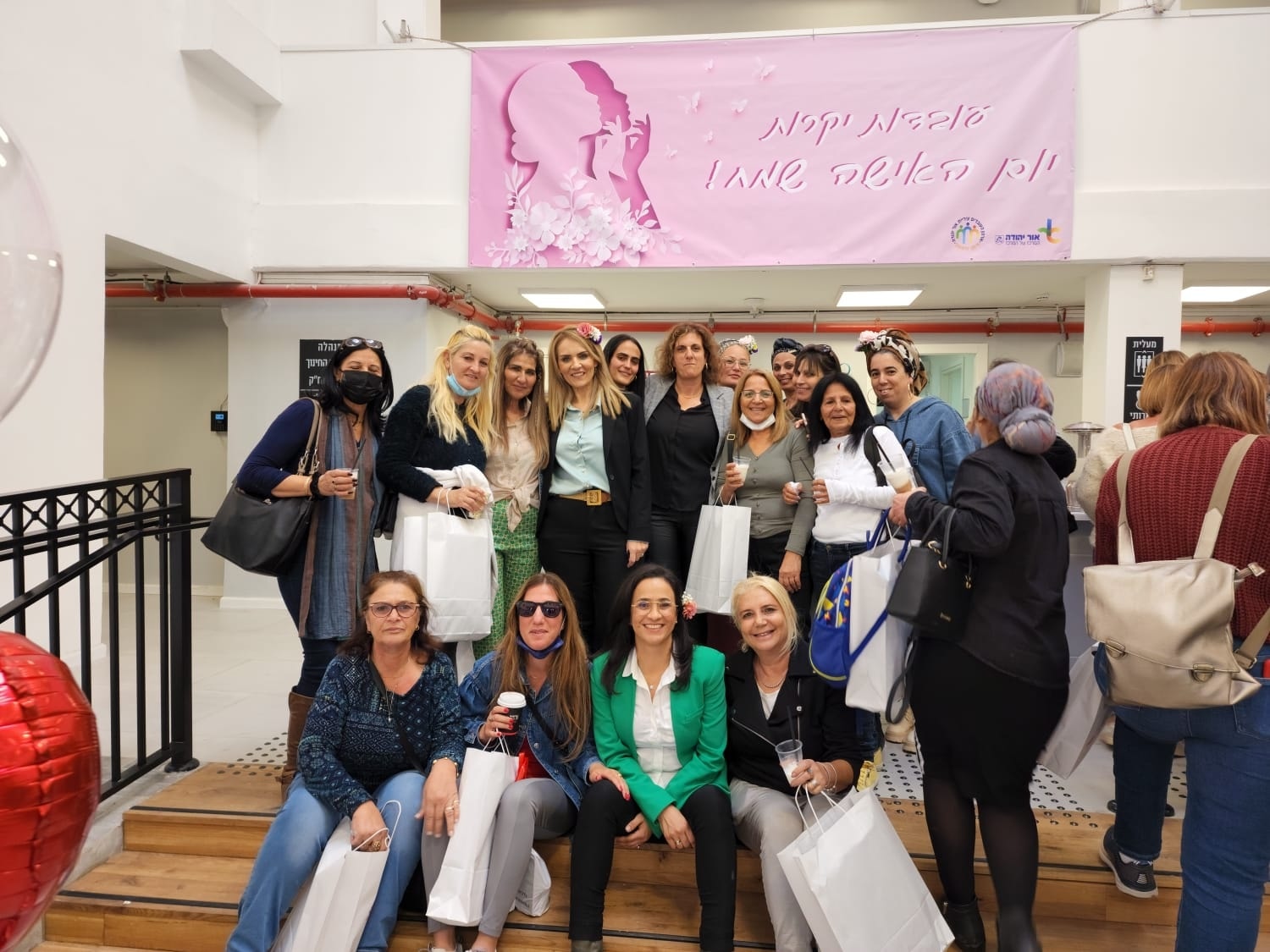 למעלה מ-400 נשים מאור יהודה חגגו את האירוע בהיכל התרבות 
