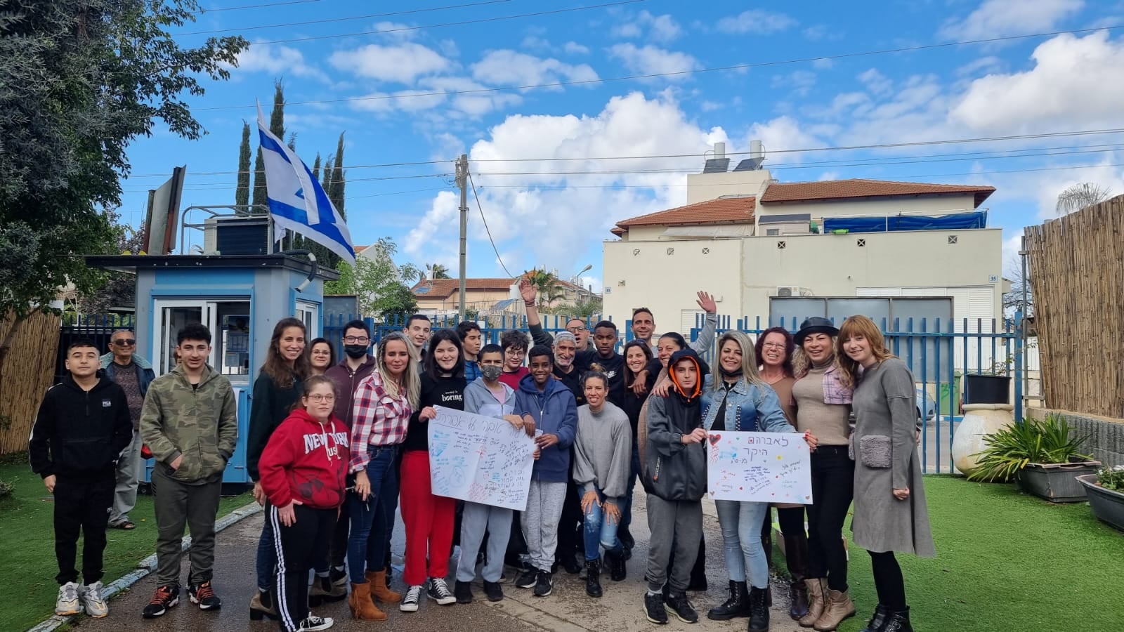 התלמידים הכינו למאבטחים מארזים מתוקים, מכתבים, ציורים והפתעות