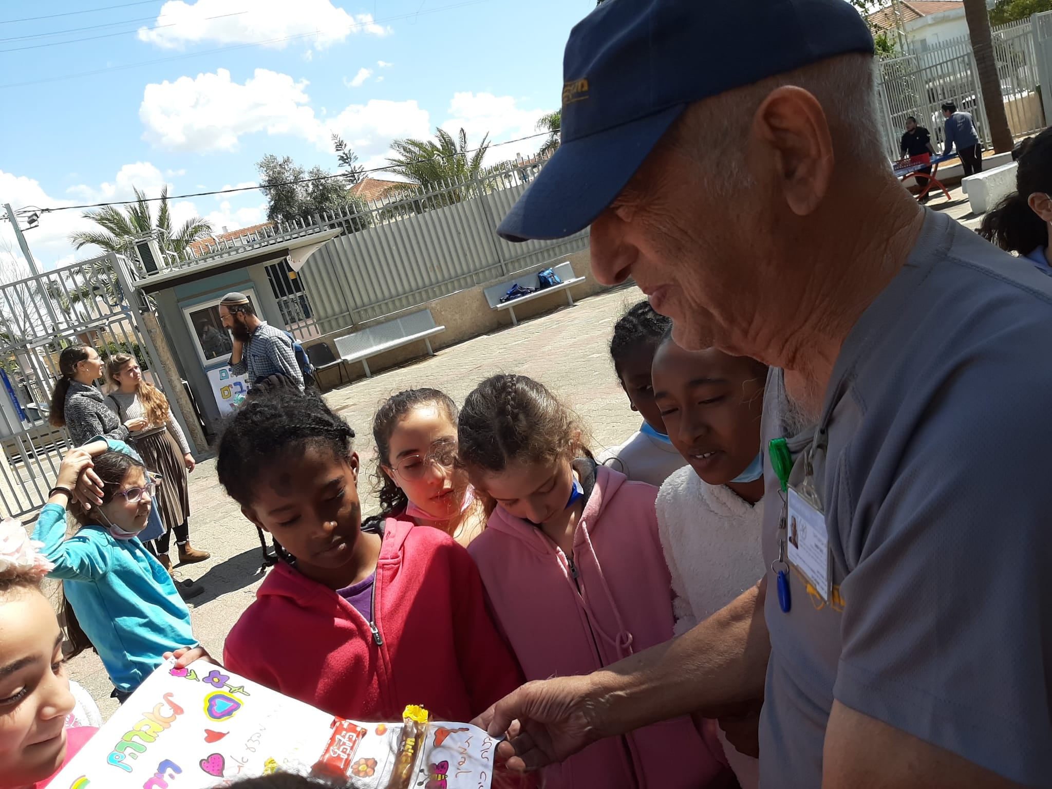 מטרתו של היום היא לשים במרכז את המאבטחים של בתי הספר שפוגשים מדי בוקר מאות תלמידים וזו הזדמנות להגיד להם תודה