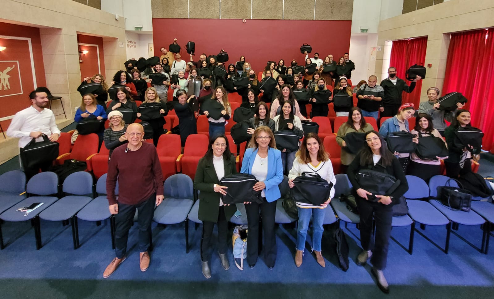 המחשבים יסייעו לאנשי הצוות בבתי הספר ככלי עבודה לביצוע משימות חינוכיות 