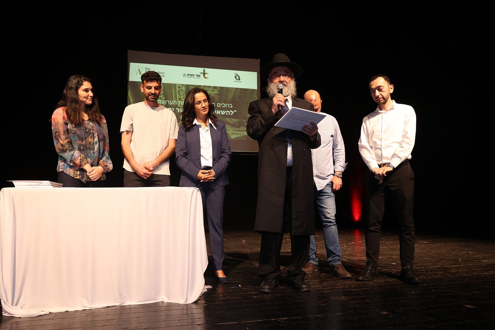 התערוכה מוצגת כעת בבניין העירייה ובהמשך תנדוד אל בתי הספר