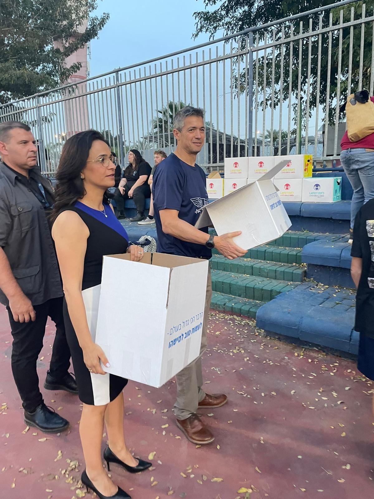 גם שר התקשורת יועז הנדל, ראש העיר, ליאת שוחט, וסגנה, אלירן אליה, סייעו