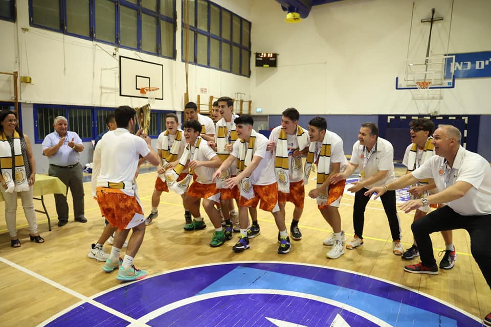 הקבוצה חגגה דקות ארוכות על הפרקט את הזכייה 