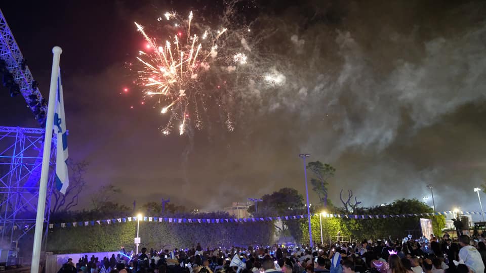 מופעי זיקוקים מרהיבים בערב יום העצמאות