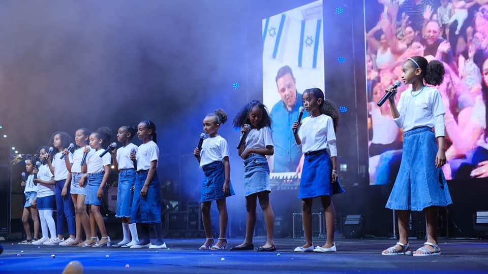 מופעים של כישרונות ולהקות מקומיות על הבמה המכזית