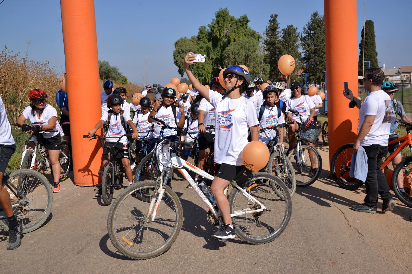 ראש העיר ליאת שוחט בצילום סלפי במסע