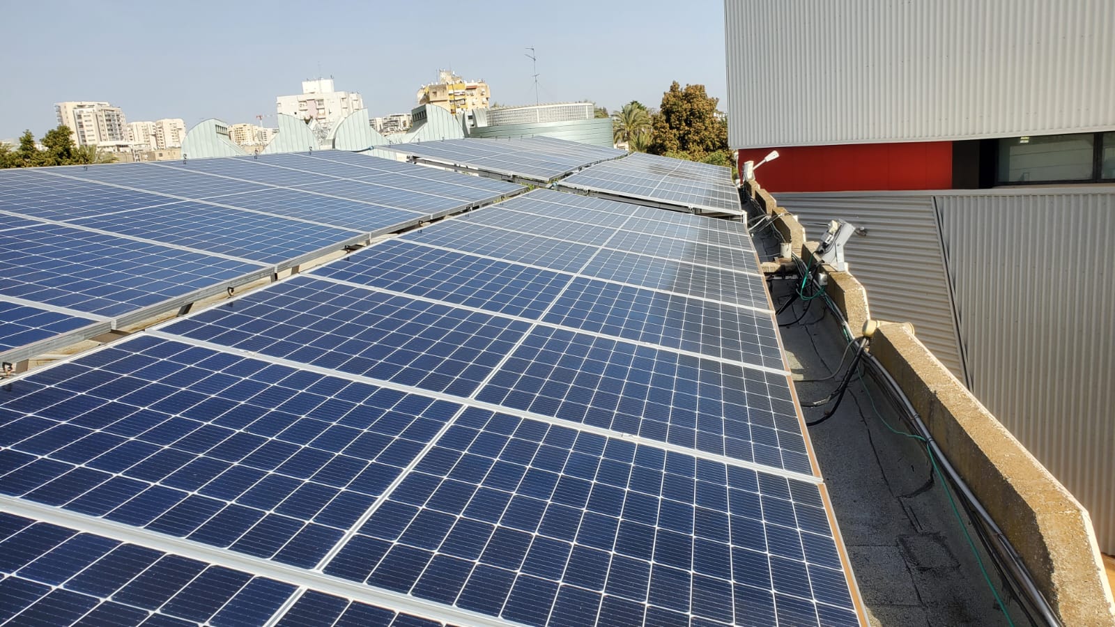 באמצעות התקנת פאנלים סולאריים בגגות מוסדות הציבור בעיר, העירייה מייצרת חשמל עודף שנמכר לחברת החשמל 