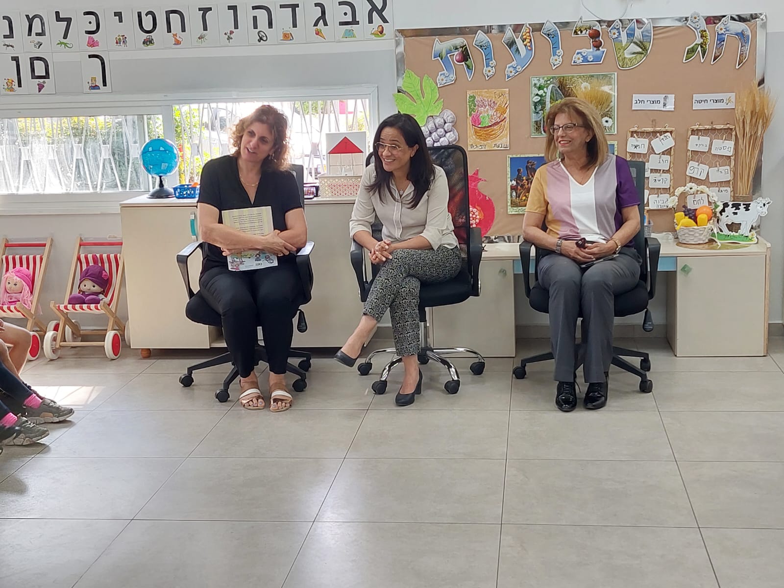 ראש העיר, ליאת שוחט, מקיימת שעות סיפור לילדים העולים לכיתה א'