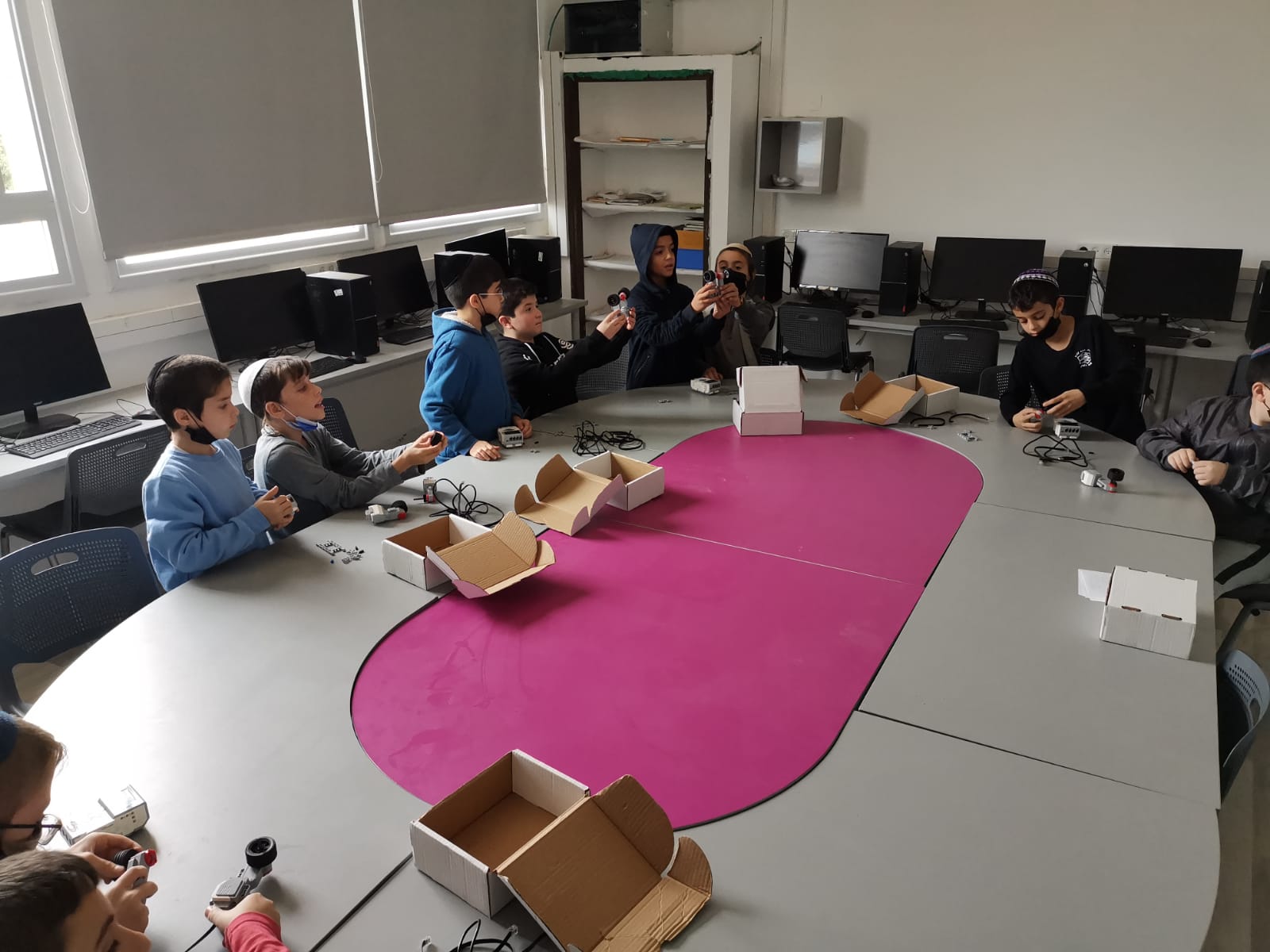 במסגרת הקמת המעבדות הללו, יירכשו מחשבים ניידים, מקרנים, מדפסות תלת מימד וריהוט מיוחד 