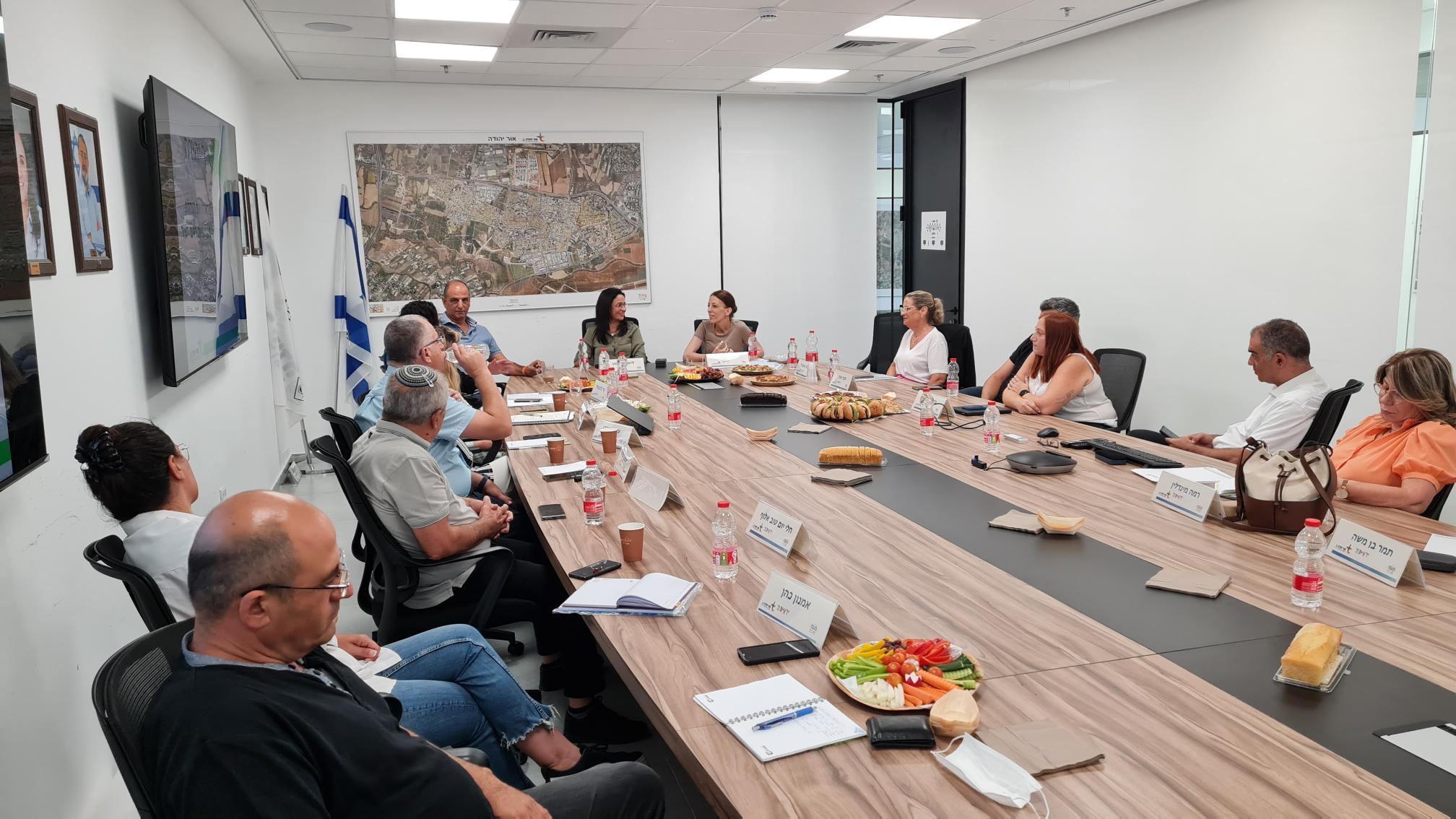 מועצת ירוחם הגיעה לביקור באור יהודה ללמידת עמיתים בנושא הסכם הגג