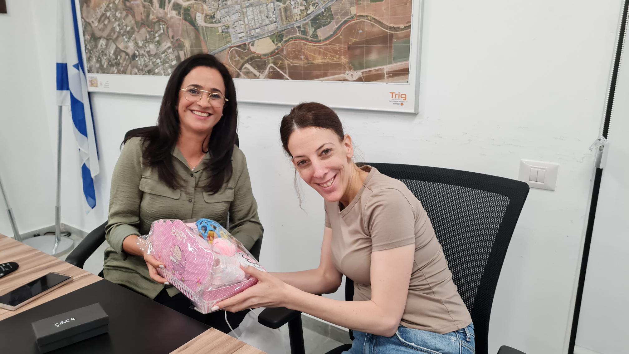 בפתח המפגש העניקה שוחט לאוחנה שי לרגל לידת בתה