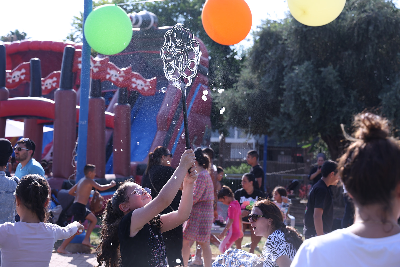 בין האטרקציות: מגלשות קצף רבות, מגלשות פיראטים, מגלשת כריש, בריכת סירות פדלים ועוד