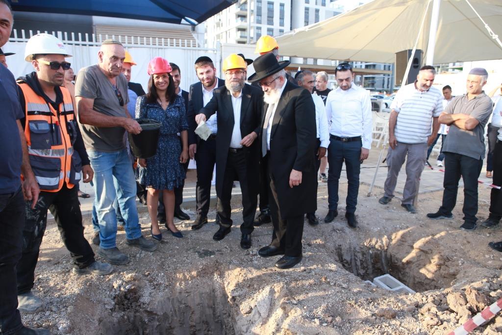 הונחה אבן פינה להקמת בית כנסת ומקווה בשכונת בית בפארק