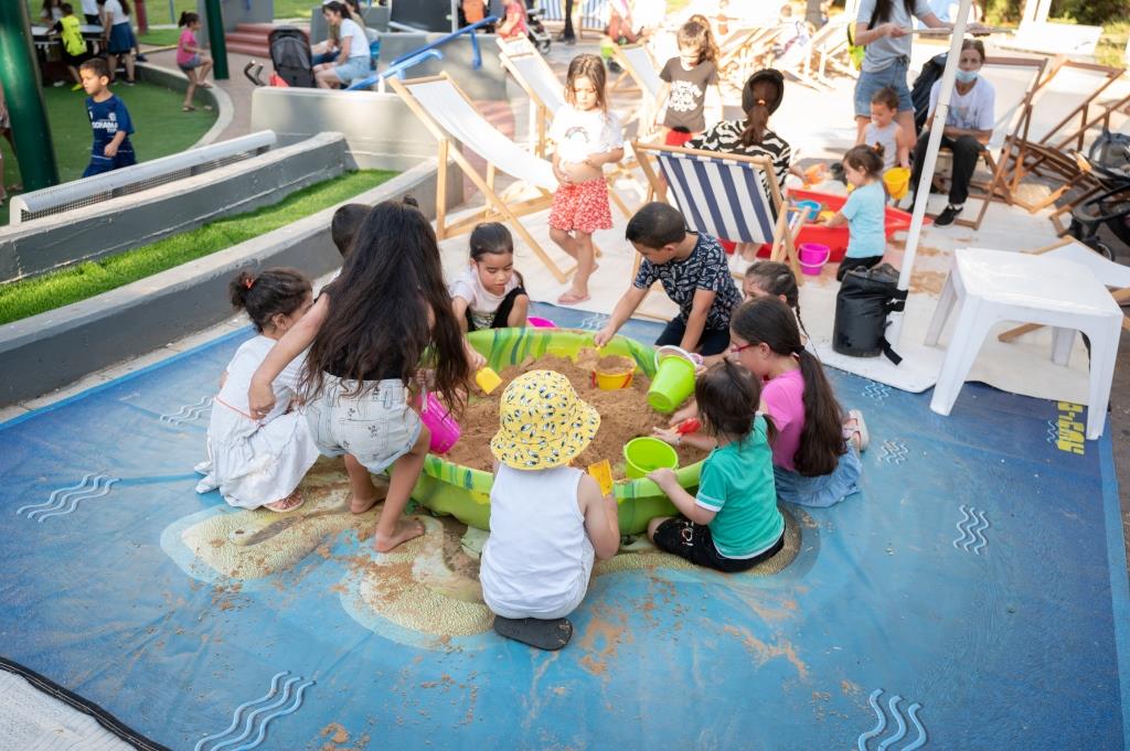 הפארק התמלא בארגזי חול, כפות, דליים ושמשיות 