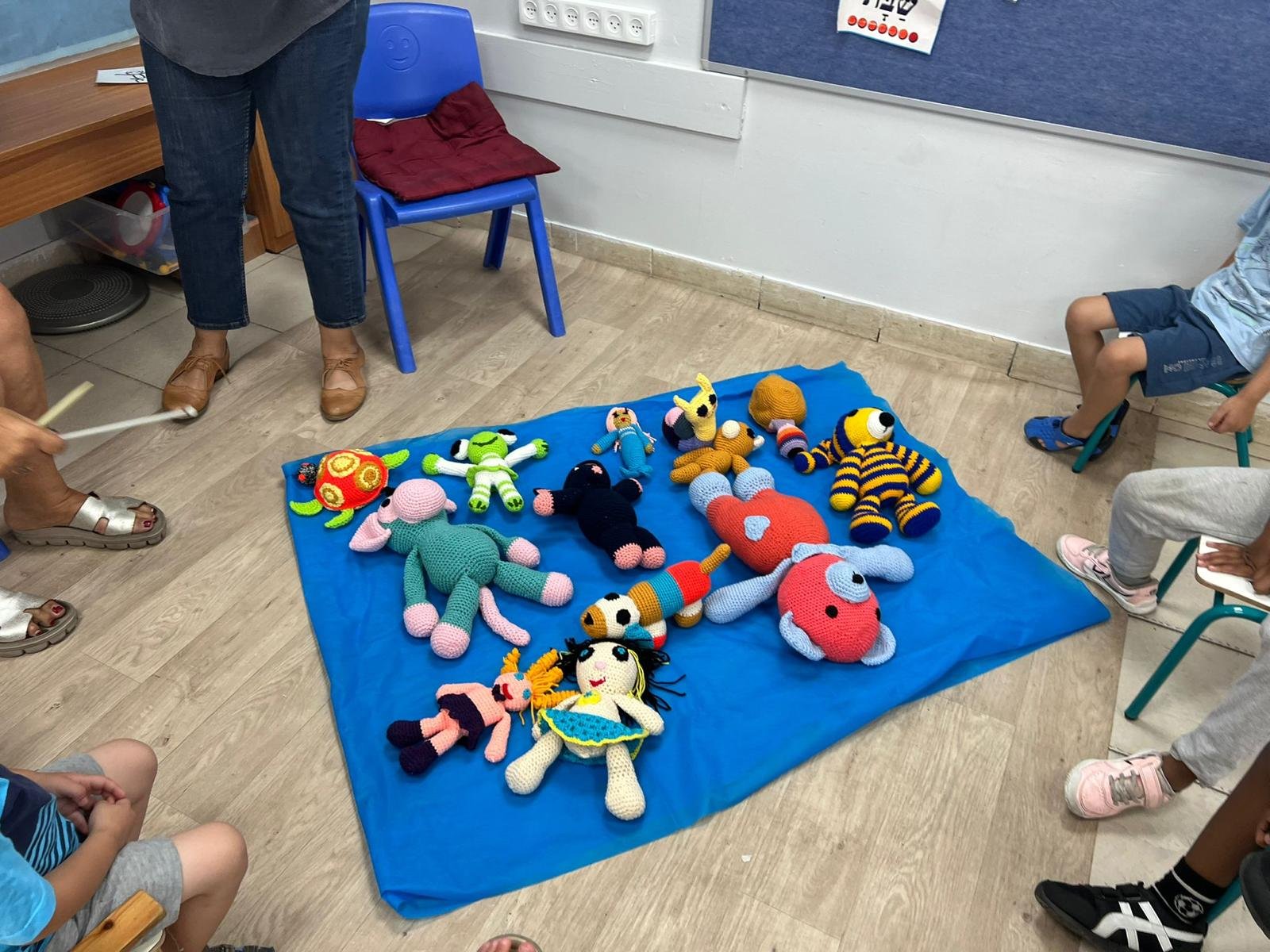 הקבוצה יצאה ביוזמה מפתיעה לילדי הגנים המיוחדים בעיר כאשר היא סרגה בובה לכל ילד