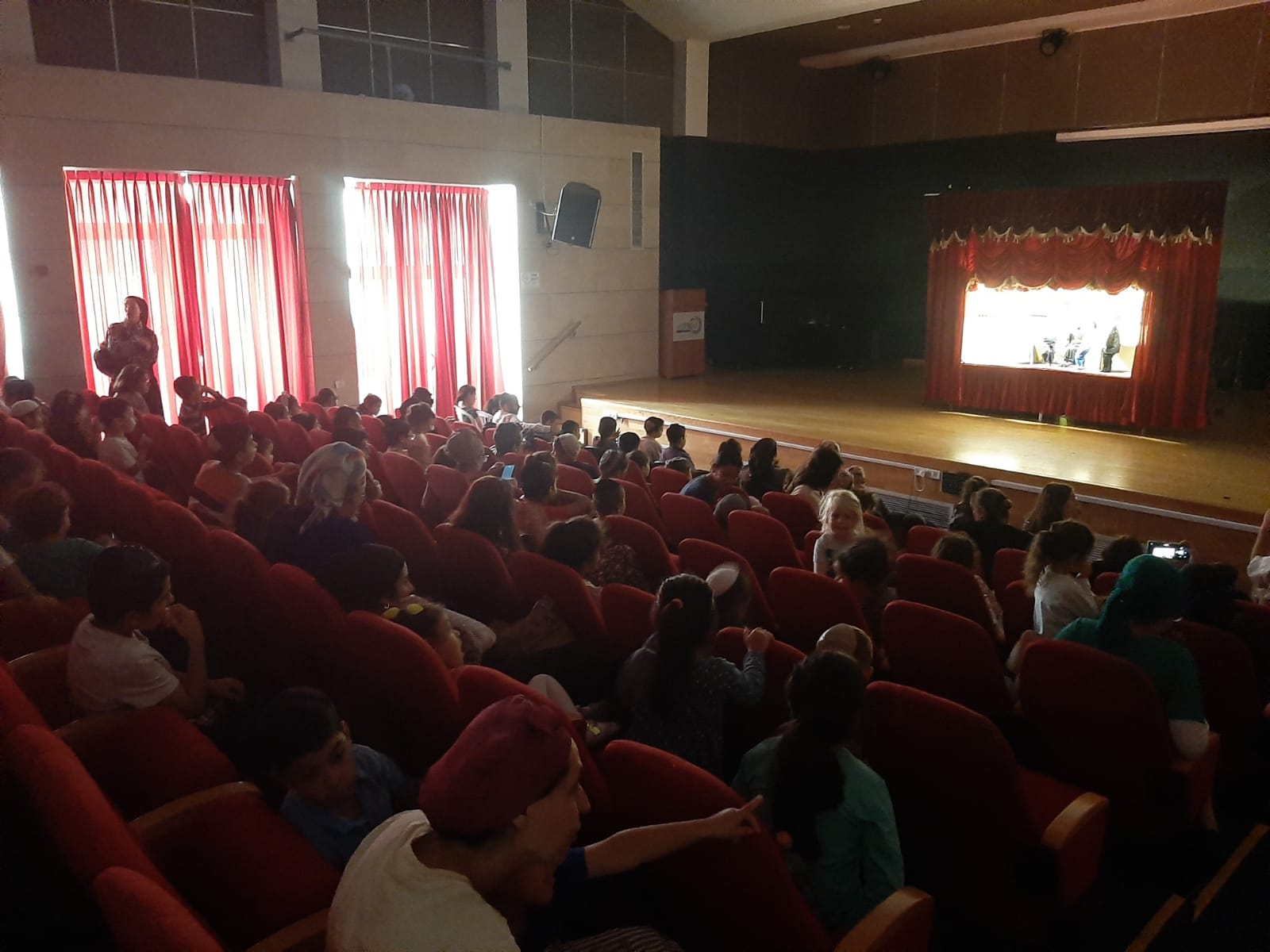 הצגה בנושא שמירה על כללי רכיבה והימנעות מפני פגיעות בדרכים התקיימה ערב תחילת שנת הלימודים