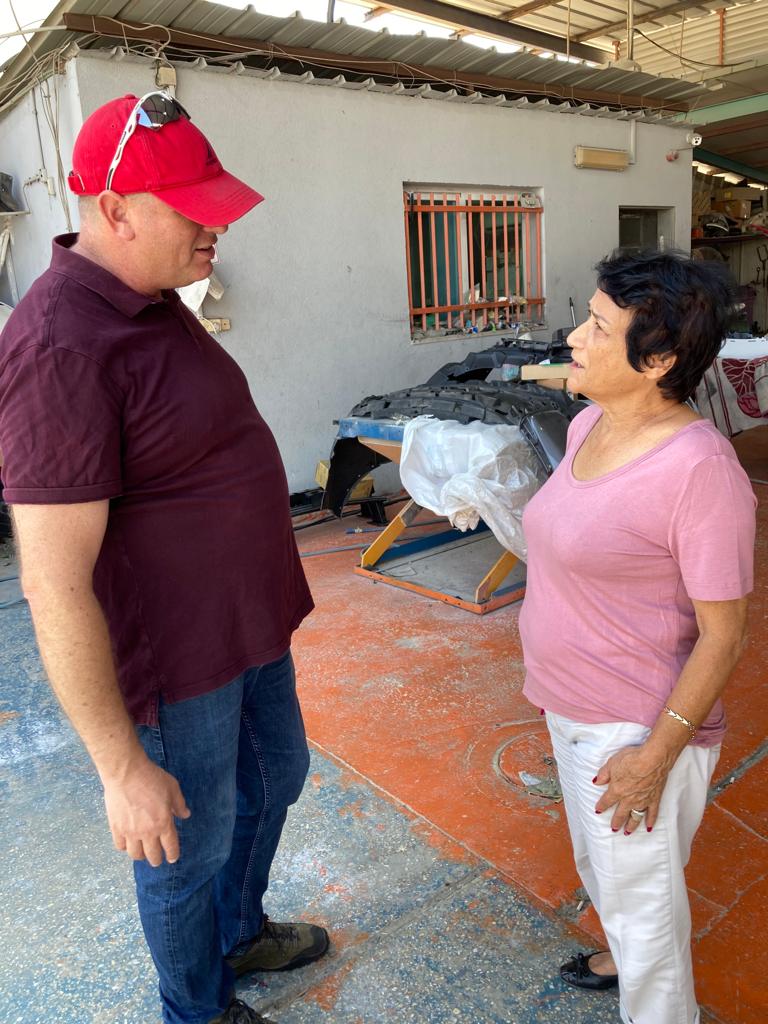 המיזם המשותף החל מביקור בעסקים באזורי המסחר והתעשייה השונים בעיר