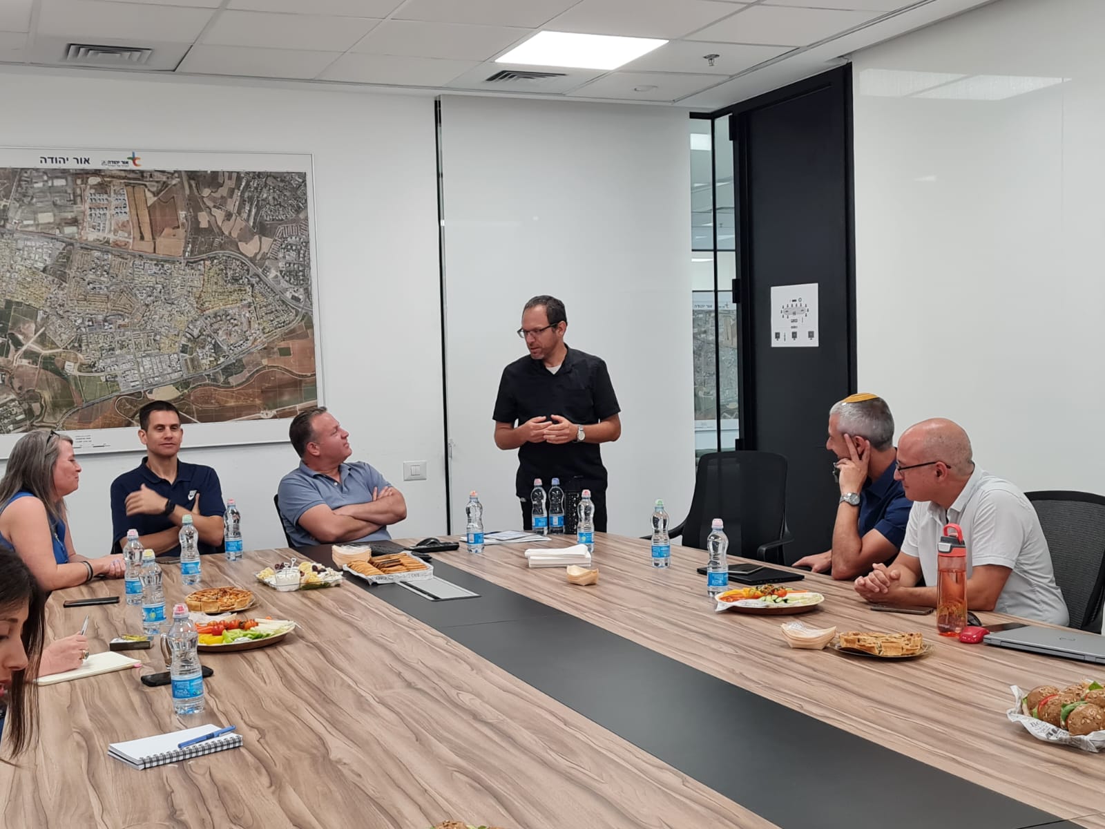 הביקור החל בתצפית מגג העירייה ולאחר מכן התקיים דיון מקצועי