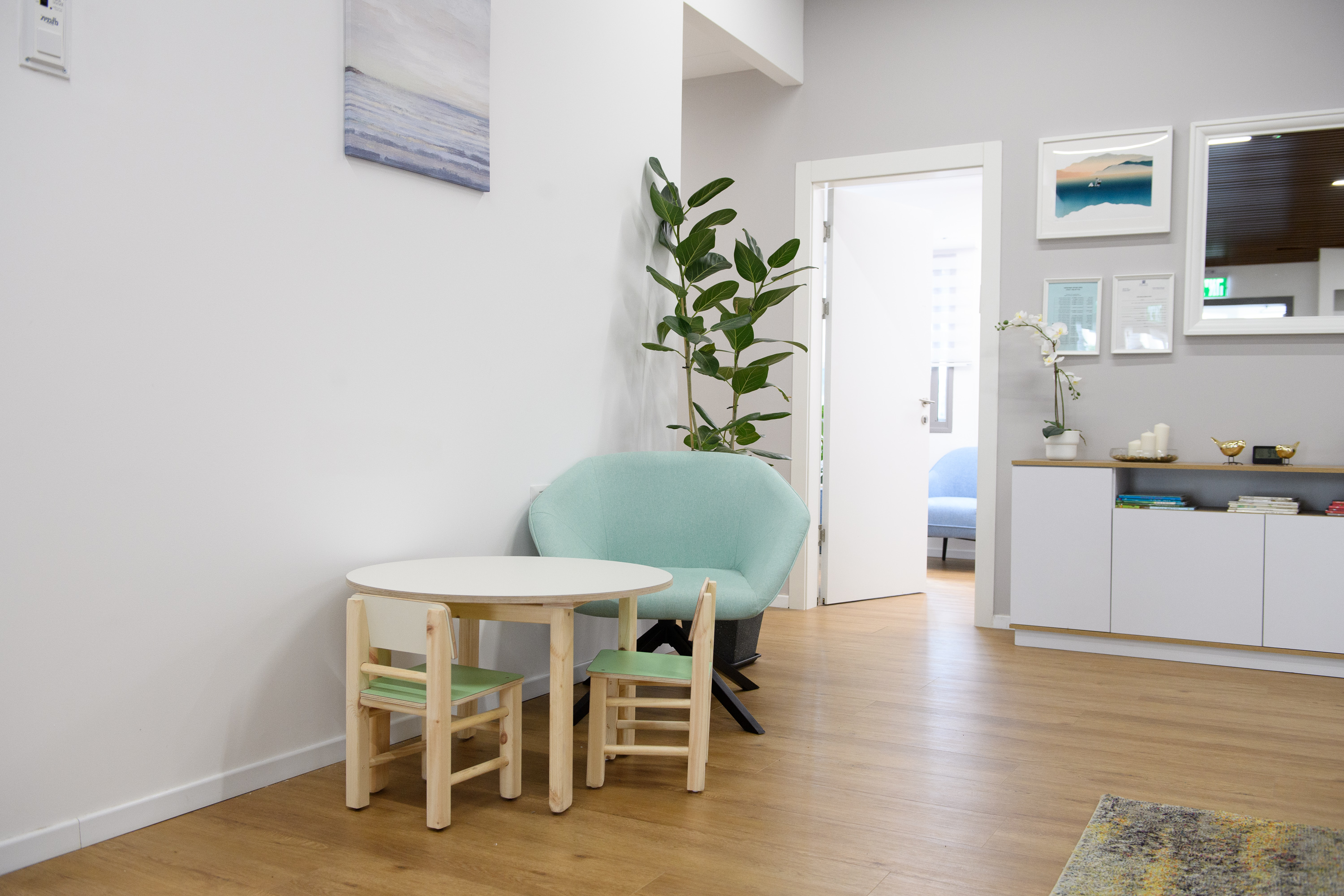 המבנה החדש הוקם ברחוב לו סקלאר 1, בצמוד למוקד העירוני, ועוצב בקפידה בתכנון אדריכלי מתקדם ובעיצוב פנים המשרה אווירה ביתית נעימה ונינוחה.  המבנה החדש כולל חדרי טיפולים, חדרי עבודה, חדר ישיבות, מטבח, חדרי שירותים, מרחב מוגן וחצר.