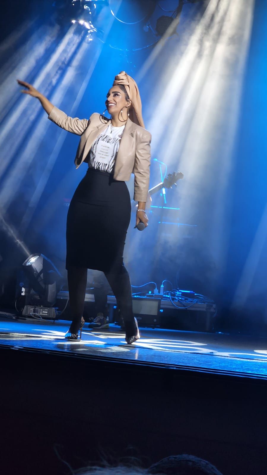 המופע של עידן רייכל התקיים מספר ימים אחר כך. מדובר במופע אינטימי עם פסנתר ששילב שירים מכל הזמנים וסיפורים מרגשים עם קריצה הומוריסטית על האופן בו השירים נכתבו, השותפים ליצירה ועוד. השיא של הערב היה כשרייכל הזמין לבמה את הדס כהן, זמרת יוצרת תושבת אור יהודה, לשיר את אחד משיריה המקוריים כשהוא מלווה אותה בנגינה על פסנתר. הקהל לא נותר אדיש והריע לשניים במחיאות כפיים סוערות.