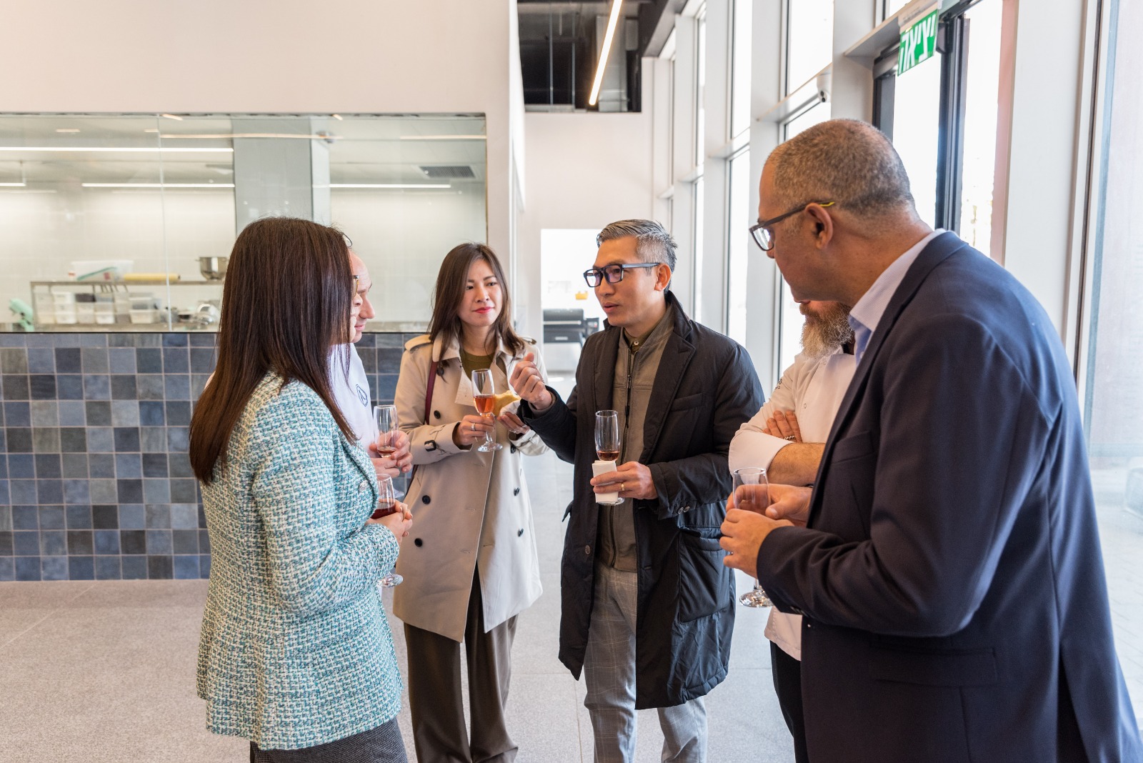 המפגש המיוחד והלא שגרתי הזה נולד מתוך מגמה הולכת וגוברת לעידוד התעסוקה והמסחר כמנוף לפיתוח והעצמה של כלכלת העיר, אותה מובילה העירייה. בשנים האחרונות מקודמות יוזמות מגוונות להעצים את העסקים הקטנים, הן בשיפור תשתיות וחזיתות והן ברמה הקהילתית כגון שבוע העסקים שהונהג לא מכבר בעיר.